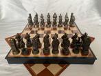 Schaakspel - Gemaakt van brons en in reliëf en tapijt