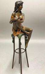 sculptuur, Sexy vrouw op barkruk - 29 cm - Brons, Antiek en Kunst