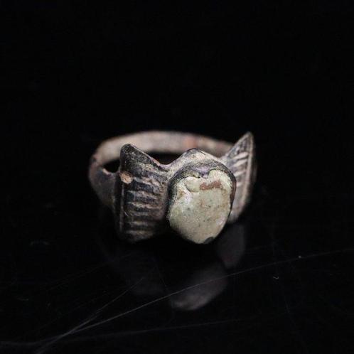 Middeleeuwen, kruisvaardersperiode Brons Ring - met email, Sieraden, Tassen en Uiterlijk, Antieke sieraden