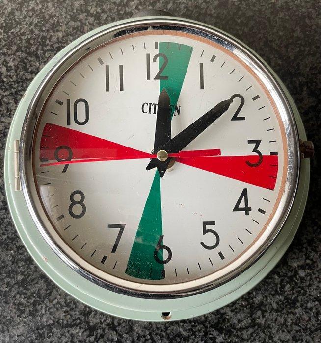 Wandklok - Met uitzendtijden / Maritiem / ijzer / vintage /, Antiek en Kunst, Antiek | Wandborden en Tegels