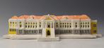 Beeldje - Stadhuis Curaçao - Aardewerk