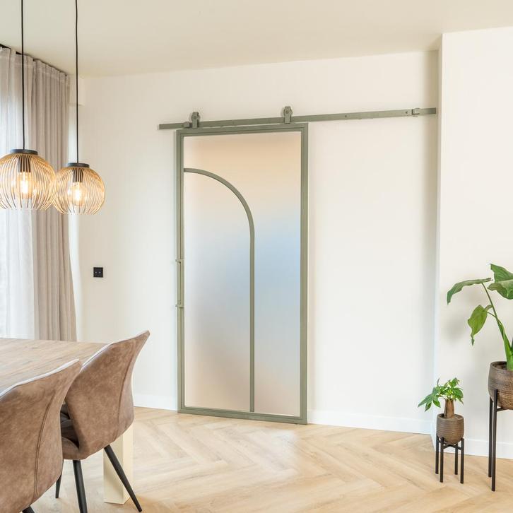 Stalen Schuifdeur - Olijfgroen - 2 Vlaks rond - Mat glas, Doe-het-zelf en Verbouw, Kozijnen en Schuifpuien, Inclusief glas, Nieuw
