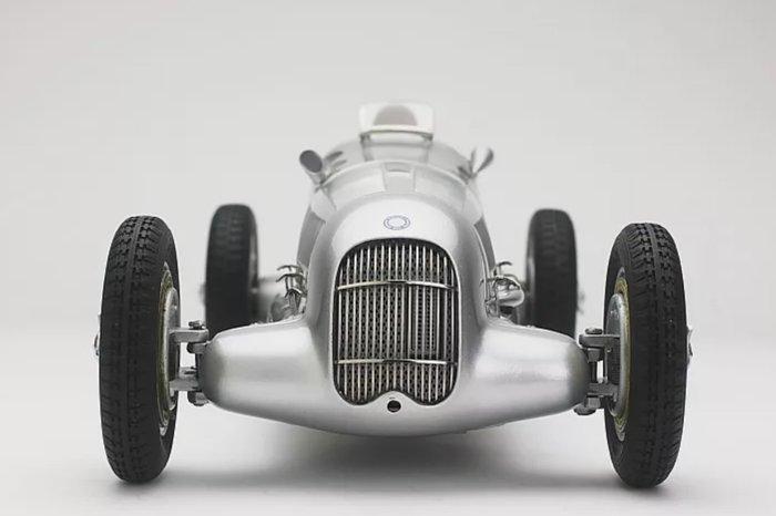 CMC 1:18 - Modelauto - Mercedes-Benz W25, 1934 Eifelrennen, Hobby en Vrije tijd, Modelauto's | 1:5 tot 1:12