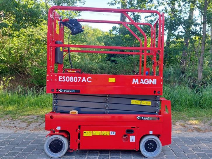 Magni ES0807AC schaarhoogwerker | Elektrisch | 55 uur | 2023, Zakelijke goederen, Machines en Bouw | Liften, Steigers en Ladders