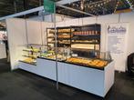 Gebaks en chocolade koeltoonbanken en interieur