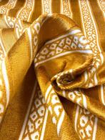 Prachtig geelgoud jacquardfluweel op ivoorkleurige basis. -