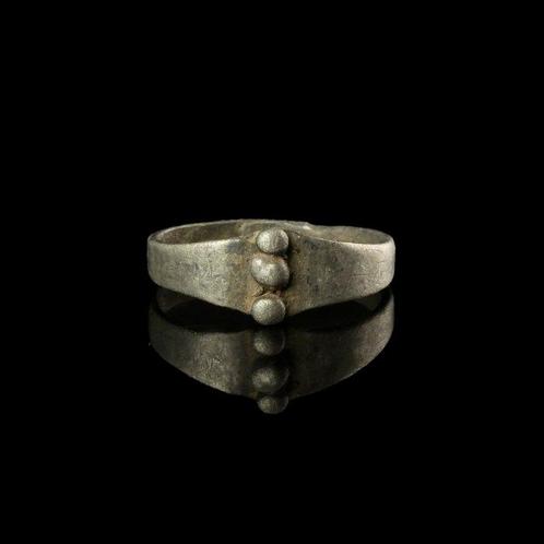 Oud-Romeins Zilver Ring met symbolische drievoudige stippen, Antiek en Kunst, Antiek | Overige Antiek