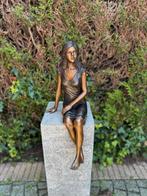 Bronzen Zittend Meisje - Tuinbeeld - Woonruimte decoratie, Nieuw, Mensenbeeld, Metaal, Verzenden