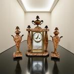 Klok en garnituur set (3) - Marmer, Brons, Zinklegering,