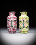 GEEN MINIMUMPRIJS - Paar antieke polychrome miniatuur vazen