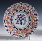Bord - Arita/Imari • Exportporselein met bloemenvaas in