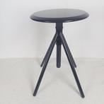 Kruk - Gepoederd metaal met gelakte houten zitting en, Antiek en Kunst