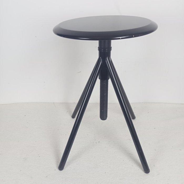 Kruk - Gepoederd metaal met gelakte houten zitting en, Antiek en Kunst, Kunst | Designobjecten