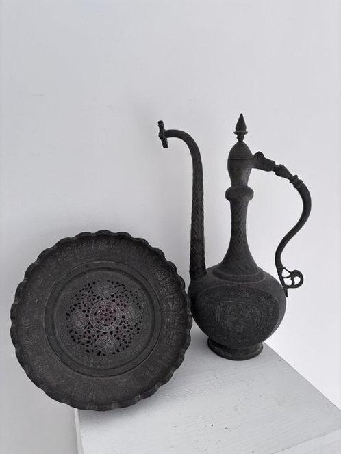 Prachtige Qajar-sets bestaande uit een waterkan en een met, Antiek en Kunst, Kunst | Niet-Westerse kunst