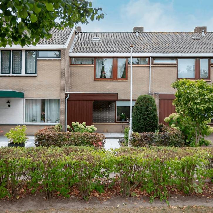 Eengezinswoning met tuin, wasmachine en gestoffeerd, Huizen en Kamers, Huizen te koop