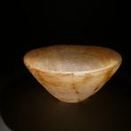 Oud-Egyptisch Albast Vasbekertje. 11 cm D. Oudrijk, 3e - 6e