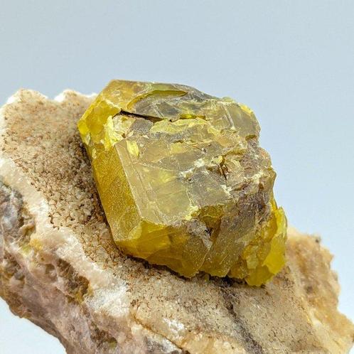 Enorme grote gele zolf op aragoniet, grote kristal Kristal, Verzamelen, Mineralen en Fossielen