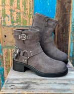 Suedine Biker Boot Grijs met stoere gespen, Ophalen of Verzenden, Nieuw, Grijs, Lage of Enkellaarzen