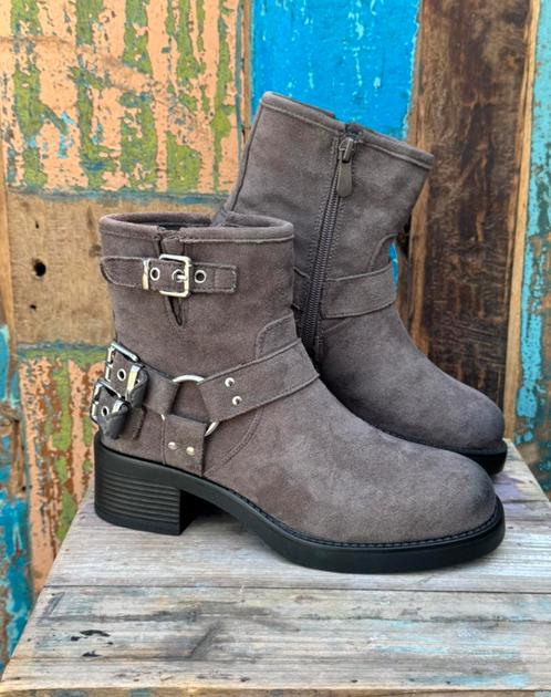 Suedine Biker Boot Grijs met stoere gespen, Kleding | Dames, Schoenen, Lage of Enkellaarzen, Grijs, Nieuw, Ophalen of Verzenden