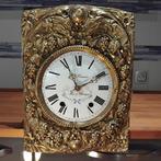 Bloemrijk mechanisme van een Comtoise-klok. - koper, email,