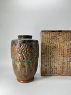 Ryukyu Okinawa Tsuboya-keramiek met druivenmotief,