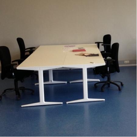 (MDK-103994) Ahrend Mehes bureau 160 x 80 cm met wit T-po..., Huis en Inrichting, Bureaus, Bureau, Gebruikt, In hoogte verstelbaar