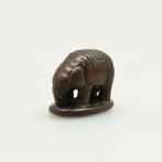 Netsuke van een geharnaste olifant - Buxushout - Japan - Edo, Antiek en Kunst