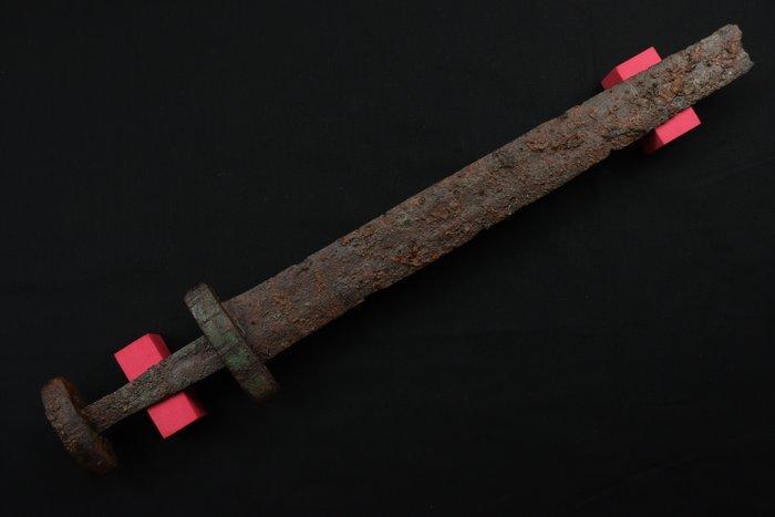 (850 n.Chr.): Viking (Nordic) - Inlegdecoratief Petersen-F, Antiek en Kunst, Antiek | Overige Antiek