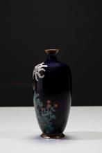 Vaas - Emaille, Een donkerblauwe cloisonné vaas met