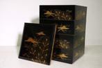 Vierlaagse gelakte jubako met gouden maki-e kraanvogels, den, Antiek en Kunst