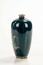 Vaas - Emaille, Zilver, Een cloisonné vaas met een groene, Antiek en Kunst