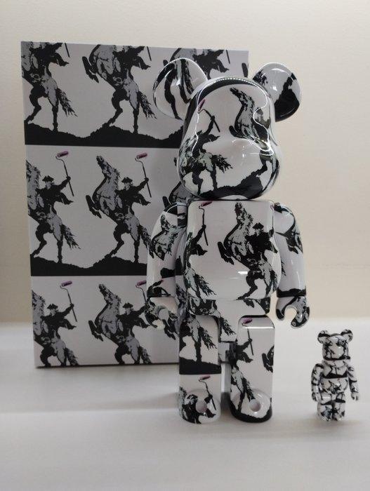Banksy (1974) - Medicom Toy x Banksy - Be@rbrick 400% + 100%, Antiek en Kunst, Kunst | Designobjecten