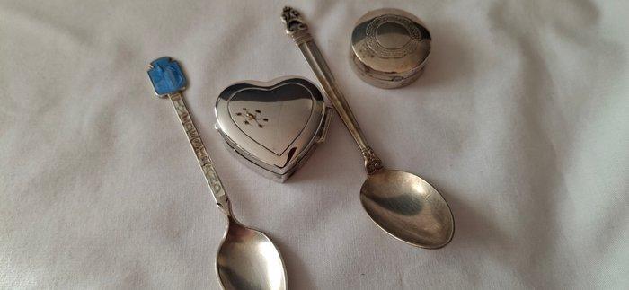 Doos (4) - Twee diverse zilveren pepermunt dozen en 2, Antiek en Kunst, Antiek | Goud en Zilver