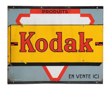 Een geëmailleerd reclamebord van Kodak beschikbaar voor biedingen