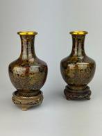 Vaas (2) - Metaal, Emaille - Gedecoreerde cloisonné vazen.