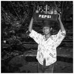 Hans Vos - Boy selling Pepsi (1990), Antiek en Kunst