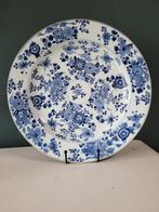 Een grote blauw-wit Chinees porseleinen schotel met, Antiek en Kunst