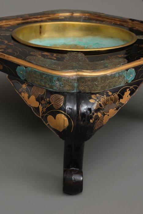 Daimyôhibachi - Gelakt hout, Pakket verguld metaal,, Antiek en Kunst, Antiek | Overige Antiek