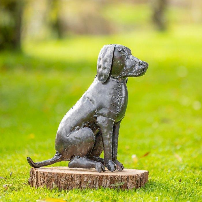 Figuur - Beeld van een teckel in zittende houding - metaal, Antiek en Kunst, Curiosa en Brocante