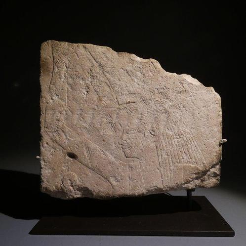 Oud-Egyptisch Kalksteen Relief van een mastabantofferaar., Verzamelen, Mineralen en Fossielen
