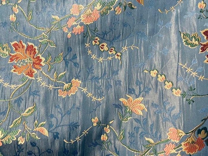 Tijdloze elegantie: meubelstof met bloemrijk borduurwerk -, Antiek en Kunst, Antiek | Kleden en Textiel