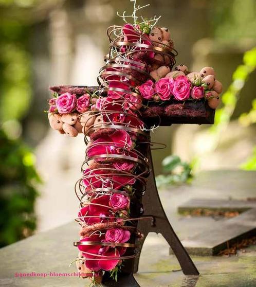 Oasis mini kruis 40*24. 5*5. 5 cm. met staander oase voor, Huis en Inrichting, Woonaccessoires | Kunstplanten en Kunstbloemen