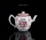 Een Chinese famille rose Bloemen theepot - Porselein -