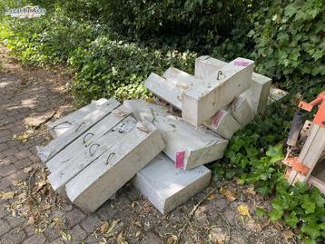 Partij betonnen blokken + 2 IBC Container beschikbaar voor biedingen
