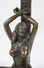 sculptuur, Handcuffed Female Nude - 14 cm - Gepatineerd