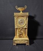 Figurale pendule, Mantelklok met automaton Charles X -