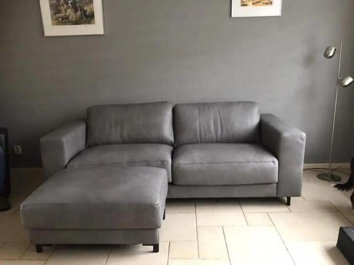 Leren 3-zits bank met stalen poten - met hocker - grijs, Huis en Inrichting, Banken | Bankstellen, Rechte bank, Nieuw, Leer, Ophalen of Verzenden