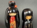2 prachtige kokeshi-poppen: de rode en de zwarte - Hout -, Antiek en Kunst