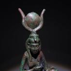 Oud-Egyptisch Brons Isis die Harpocrates-figuur voedt. Late