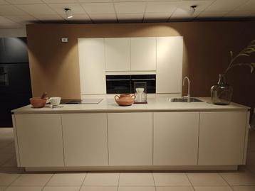 Complete showroomkeuken zand greeploos kookeiland - 0021 beschikbaar voor biedingen